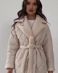 Detail der beige gesteppten Jacke mit Fleecebesatz an Kragen, Ärmeln und Gürtel