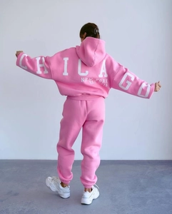 Vista posteriore della tuta rosa oversize con stampa Chicago New York e pantaloni jogger