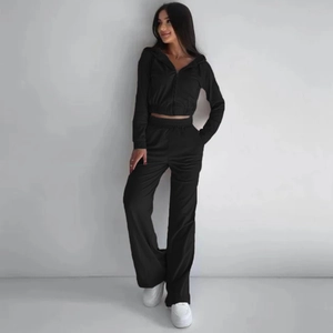 Dettaglio completo del set sportivo nero con felpa corta e pantaloni a gamba larga