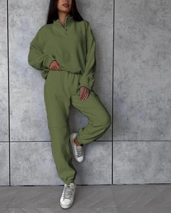 Vue détaillée du survêtement en polaire vert herbe avec sweat-shirt et pantalon de jogging