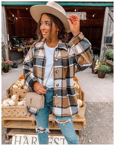 Dettaglio della giacca a camicia scozzese vintage con calda trama in flanella marrone