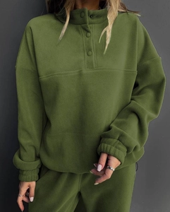 Vue détaillée du survêtement en polaire vert olive avec col boutonné et texture douce