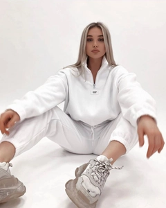 Detail des weißen zweiteiligen Jogginganzugs mit Stehkragen, Reißverschluss und Fleece