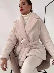 Schicke gesteppte beige Jacke mit Kunstfellrevers und verstellbarem Bindegürtel für Damen