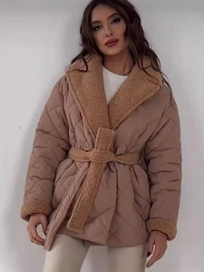 Damen Steppjacke in Camel mit modischem Fleecekragen und verstellbarem Taillengürtel