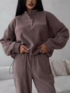 Ensemble de survêtement en polaire pour femme avec haut à boutons et jogging en violet fumé