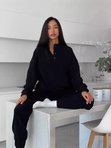 Ensemble jogging noir pour femme avec sweat à col boutonné oversize et pantalon sport