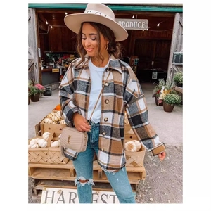 Giacca a camicia scozzese oversize da donna con colletto e maniche lunghe stile autunnale