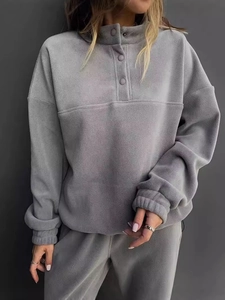 Ensemble détente en polaire grise pour femme avec haut à col boutonné et pantalon assorti