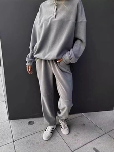 Ensemble sweat et jogging en polaire grise pour femme avec col à boutons et coupe ample