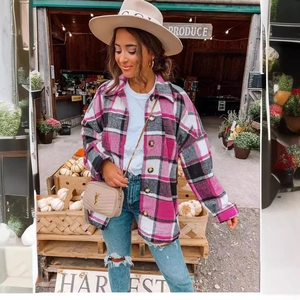 Giacca a camicia scozzese rosa da donna con vestibilità oversize e bottoni vintage autunno