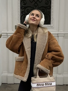 Veste en daim marron avec col en fourrure blanche en style urbain pour l'hiver chic