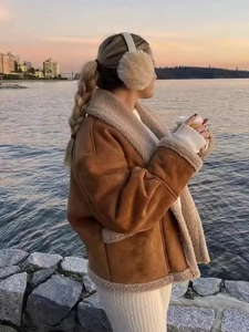Tenue d'hiver avec veste en daim marron et laine d'agneau, cache-oreilles en peluche au lac