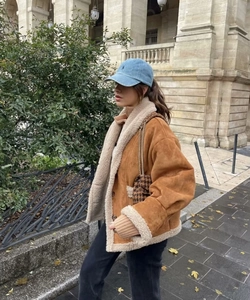 Veste oversize marron en peau de mouton avec revers larges et doublure polaire