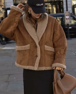 Détail de la veste en daim marron avec doublure et col en peau de mouton crème