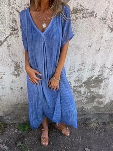 Détail d'une robe longue en coton et lin bleu avec col en V et coupe décontractée