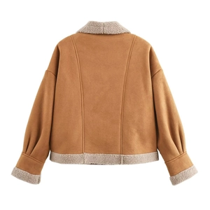 Vue arrière d'une veste d'hiver en suédine camel avec col et ourlet en faux mouton gris