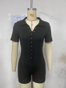 Detailansicht eines schwarzen Rippstrick-Bodysuits mit Polo-Kragen und Metallknöpfen