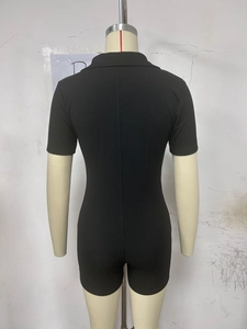 Detailansicht des Rippstoffs und der vertikalen Nähte am Rücken eines schwarzen Bodysuits