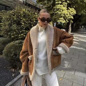 Veste oversize femme en daim marron avec col en peau de mouton et ensemble en tricot