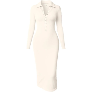 Nahaufnahme der Rippstrick-Textur am langärmeligen, schmalen Kleid in Beige mit Knöpfen