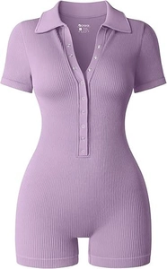 Makroaufnahme von fliederfarbenem Rippstrick-Yoga-Jumpsuit mit Polokragen und Knopfleiste