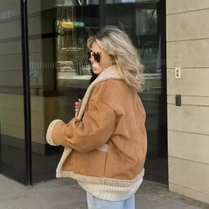 Veste en peau de mouton marron avec col en fourrure blanche et coupe ample pour hiver