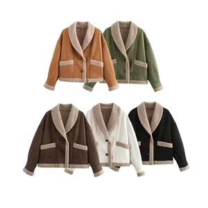 Vestes courtes en peau lainée en cinq couleurs avec large revers et bordure peluche