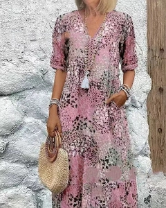 Détail d'une robe maxi d'été fleurie à col en V au style bohème et décontracté