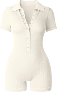Detail eines gerippten cremefarbenen Kurzarm-Bodysuits mit Polo-V-Ausschnitt und Knöpfen