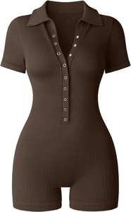 Detailansicht der Rippstrick-Textur und Polo-Kragen am braunen Yoga-Jumpsuit mit Knöpfen