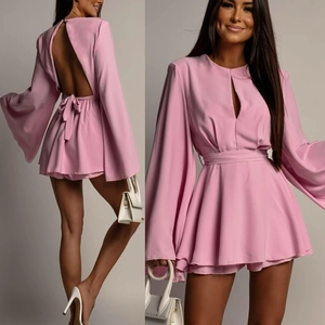 Robe courte rose dos nu avec manches cloche et ceinture, vue de face et de dos en détail