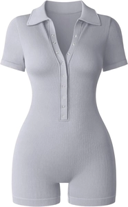 Nahaufnahme der grauen Rippstrick-Struktur und V-Ausschnitt Polo-Kragen am Playsuit