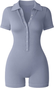Detail eines hellblau-grauen Rippstrick-Jumpers mit Polo-Kragen und V-Ausschnitt mit Silberknöpfen