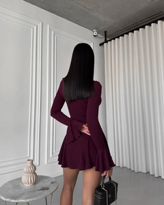 Détail de la robe mini bordeaux avec volants au dos et manches évasées élégantes