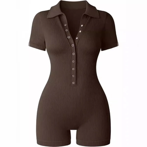 Damen Yoga-Jumpsuit in Dunkelbraun mit Rippstrick-V-Ausschnitt und schmaler Passform