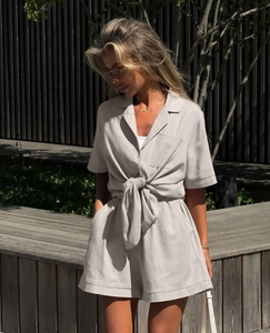 Detail von hellgrauem Baumwolle-Leinen-Set mit Kurzarmhemd und Shorts mit hoher Taille