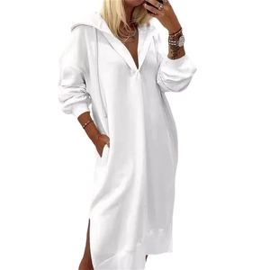 Abito lungo con cappuccio bianco da donna con scollo a V e spacco laterale vestibilità ampia