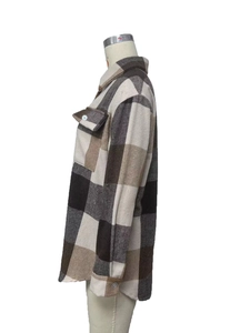 Détail d'une chemise à carreaux vintage en flanelle épaisse avec poche de poitrine boutonnée