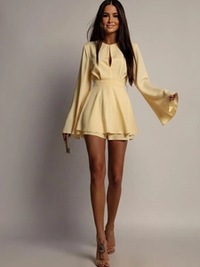 Détail d'une robe en satin jaune clair avec manches évasées et décolleté en goutte