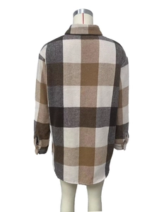 Vue arrière d'une surchemise à carreaux marron et beige avec une texture lainage