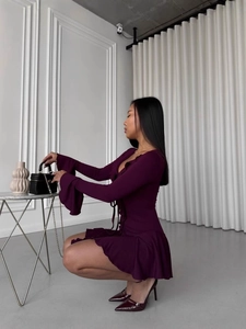 Robe courte violette moulante avec manches à manches à volants et détail de laçage