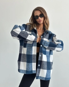 Détail de la chemise en flanelle oversize avec carreaux bleu marine et blanc et boutons
