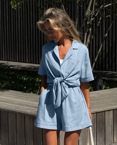 Detail von hellblauem Kurzarm-Set mit Knotensaum-Hemd und lässigen High-Waist-Shorts