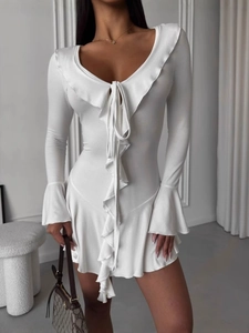Robe blanche sexy moulante à manches longues avec décolleté en V à volants et lacets