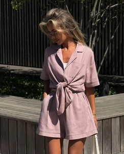 Details des rosa Leinen-Zweiteilers mit kurzärmeliger Bindebluse und Shorts mit hoher Taille