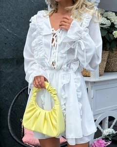 Detailansicht des V-Ausschnitts zum Schnüren und der Rüschenärmel am weißen Kleid