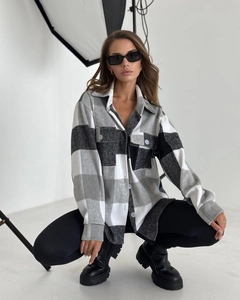 Vue détaillée d'une chemise en flanelle à carreaux noirs et blancs avec col classique