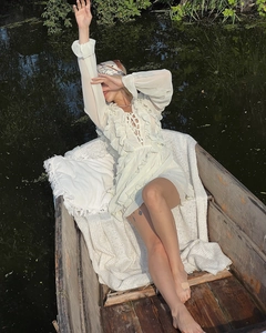 Detailansicht weißes Boho-Kleid mit Rüschen und Schnürung in herbstlicher Natur