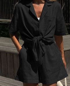 Details des schwarzen Sommer-Sets mit geknotetem Saum, Knopfleiste und Reverskragen